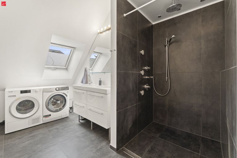 Badezimmer mit Walk-In Dusche