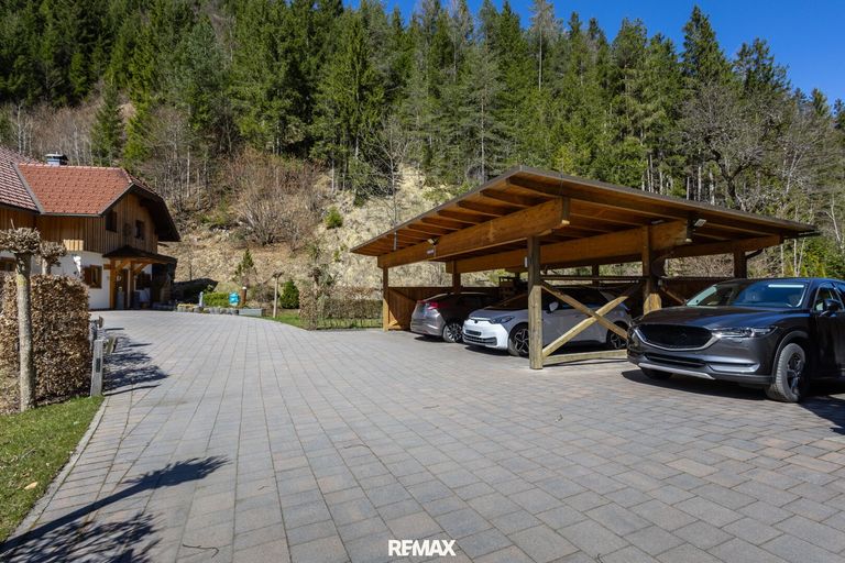 Carport und Parkplatz