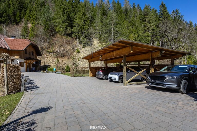 Carport und Parkplatz