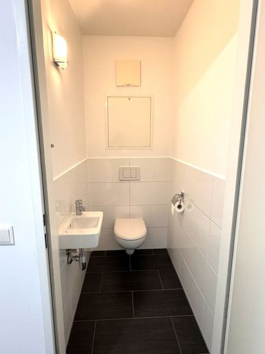 Toilette mit Handwaschbecken