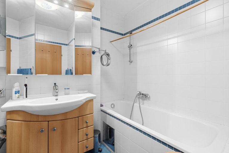 Badezimmer mit Dusche und Badewanne