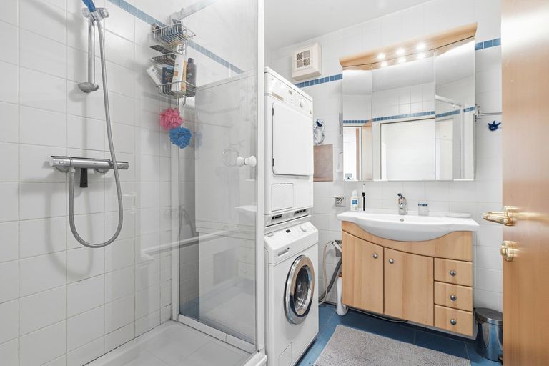 Badezimmer mit Dusche und Badewanne