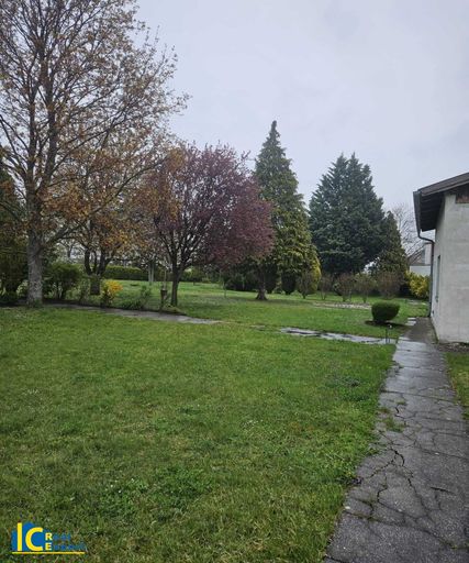 ...das kleine Haus steht am Rande des Grundstücks