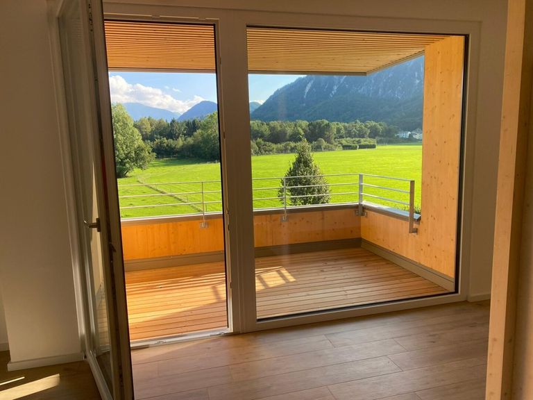 Wohn-, Koch-, Essbereich - Modernes und geräumiges Appartement mit großer Loggia und Bergblick