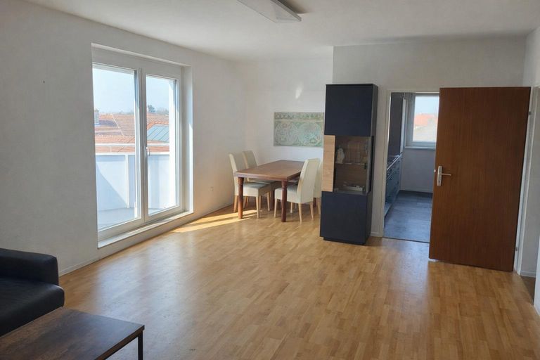 Helles Wohnzimmer mit Essbereich