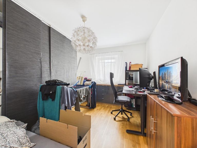 CAM04191G0-PR0087-STILL002