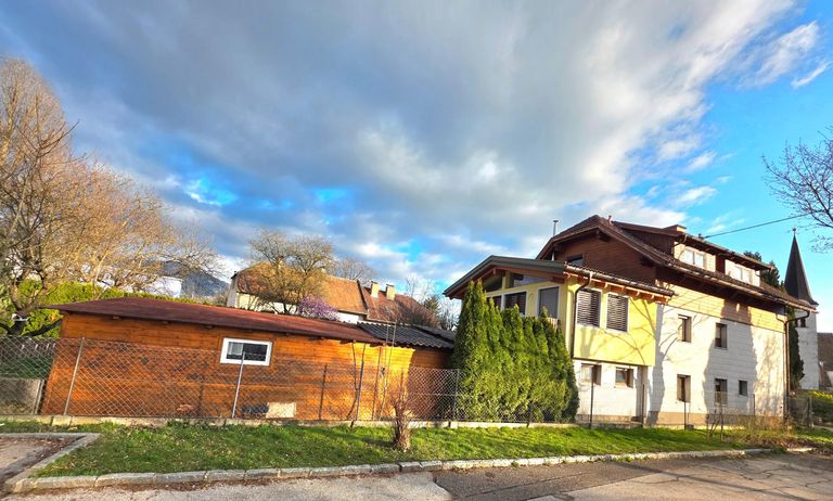 Haus mit Zubau und Nebengebäude