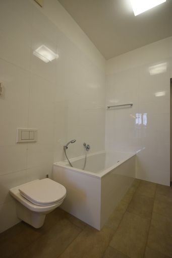 Badezimmer - Modern sanierte 2,5 Zimmer Altbauwohnung mit Stadtblick Miete Andräviertel Salzburg