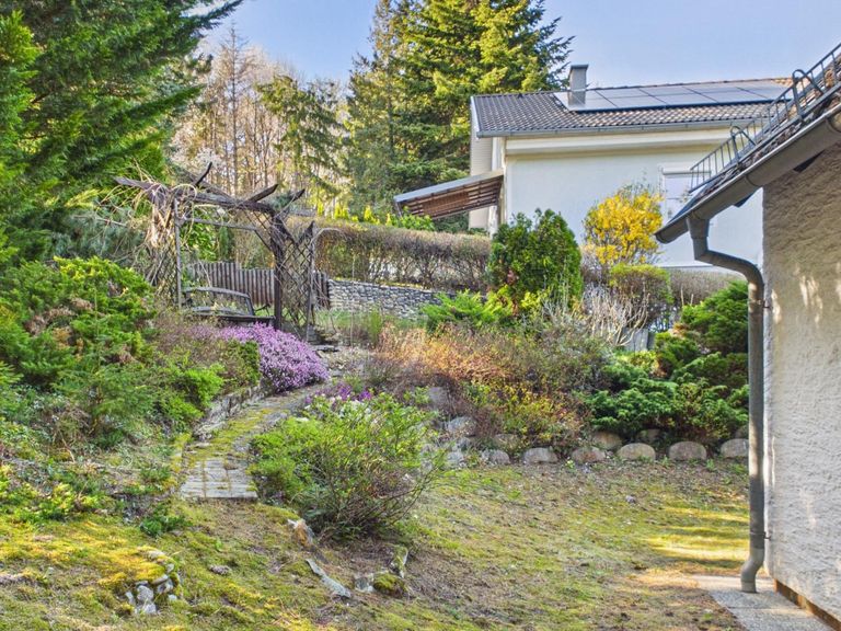 Gartenpfad mit Ruhebereich