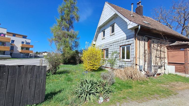 kleines, altes Holzhaus mit Teilkeller