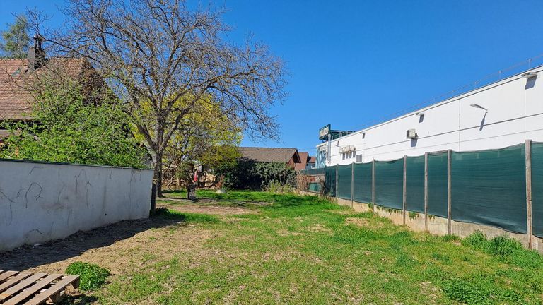 neben Billa Plus Parkplatz