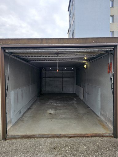 Garage mit Beleuchtung und 230V-Stromanschluss