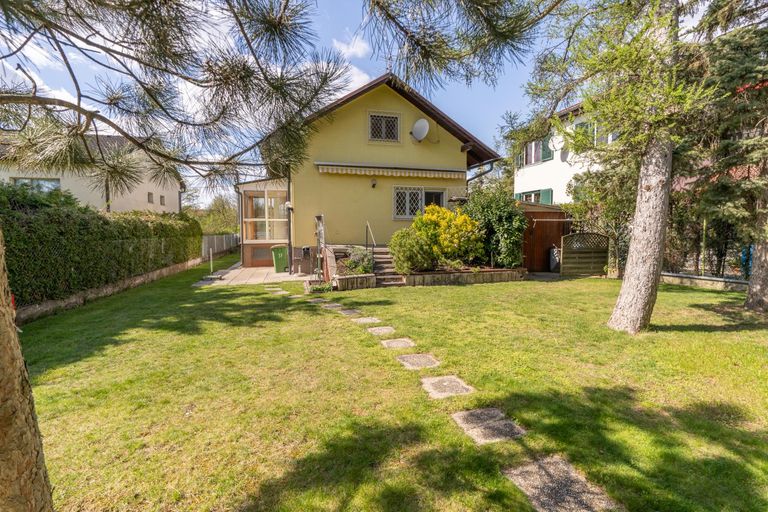 Hauptgebäude Gartenansicht