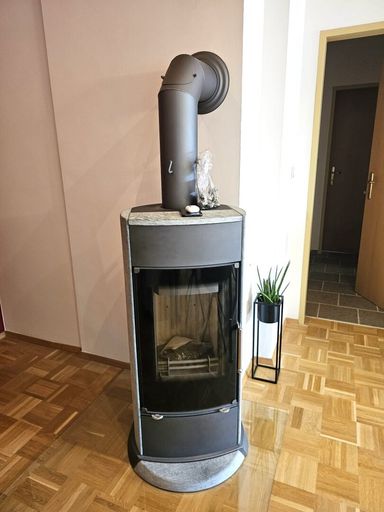 neuer Briketsofen im Wohnraum