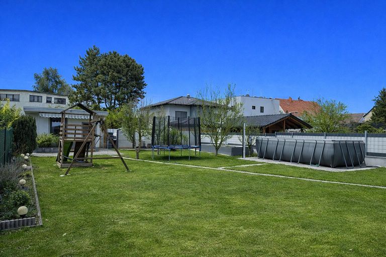 Garten mit geständertem Pool