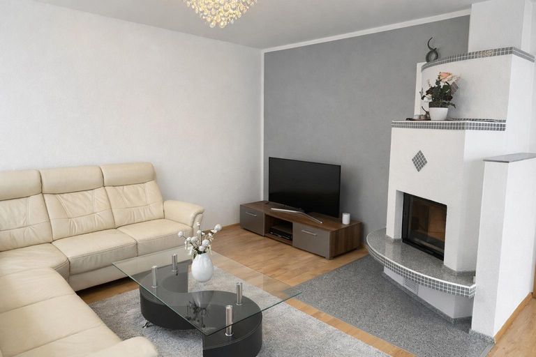 Wohnzimmer mit Kachelofen - EG