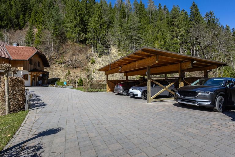 Carport und Parkplatz