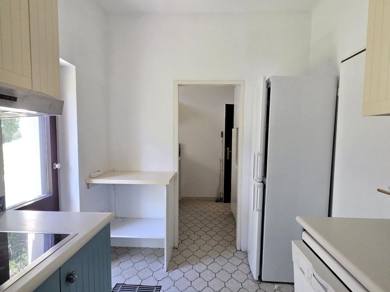 Küche mit anschl. Wirtschaftsbereich