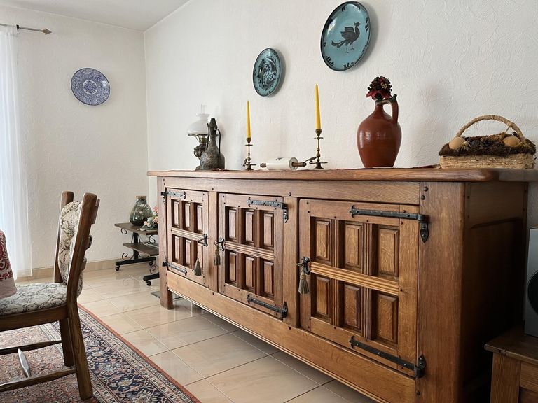 massiver Schrank im Esszimmer