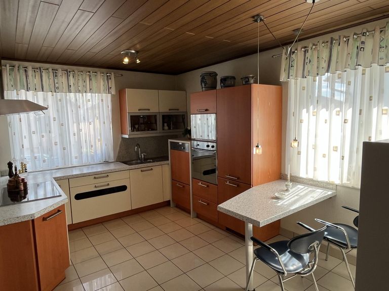 moderne Küche mit Essplatz