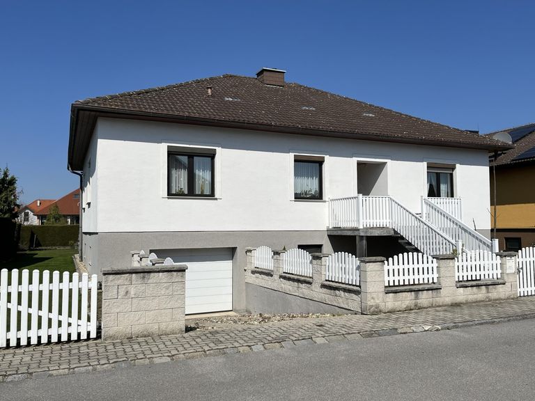 Ansicht mit Garageneinfahrt