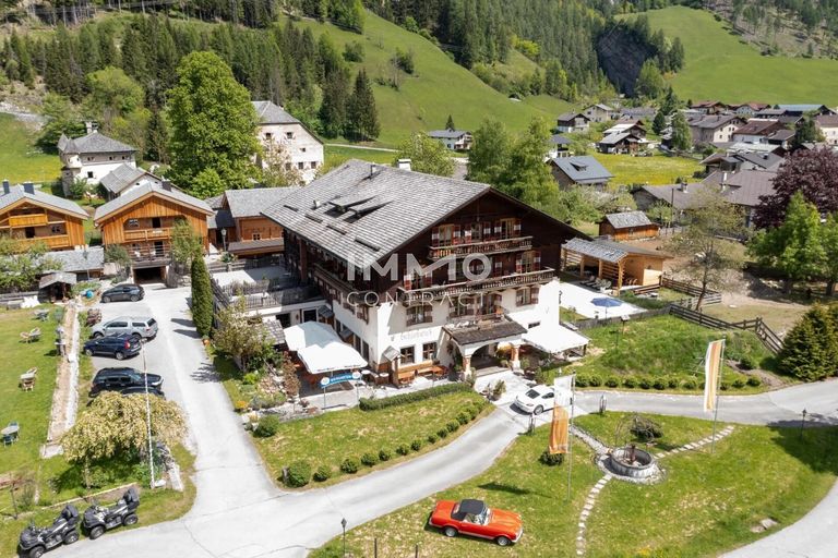 Hotel-Ensemble mit Luxus-Chalets