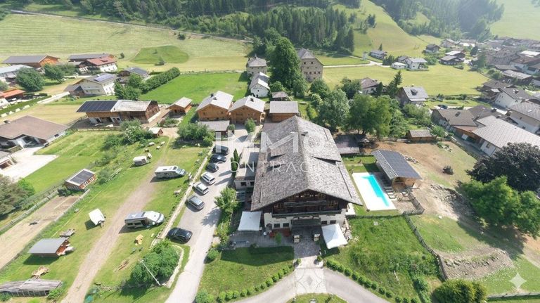 Hotel-Ensemble mit Luxus-Chalets