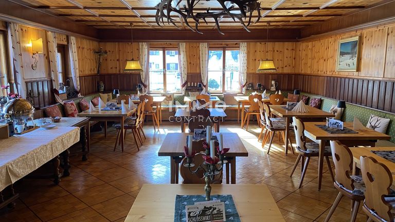 Hotel-Ensemble mit Luxus-Chalets