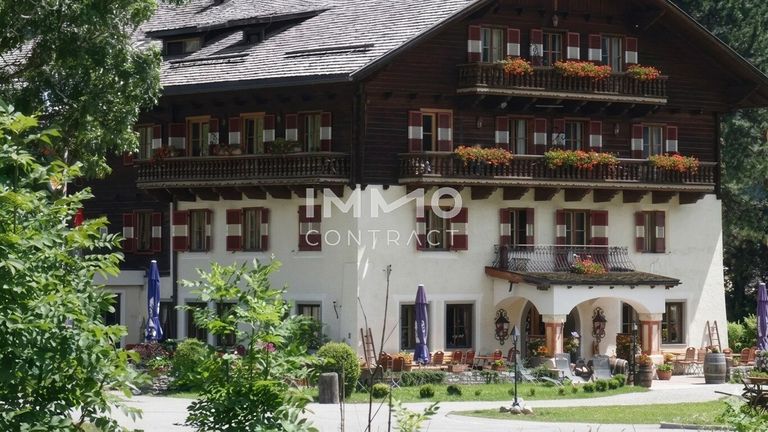Hotel-Ensemble mit Luxus-Chalets