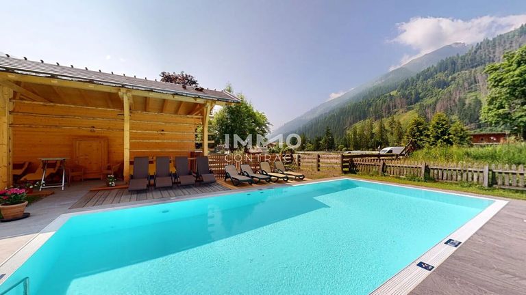 Hotel-Ensemble mit Luxus-Chalets