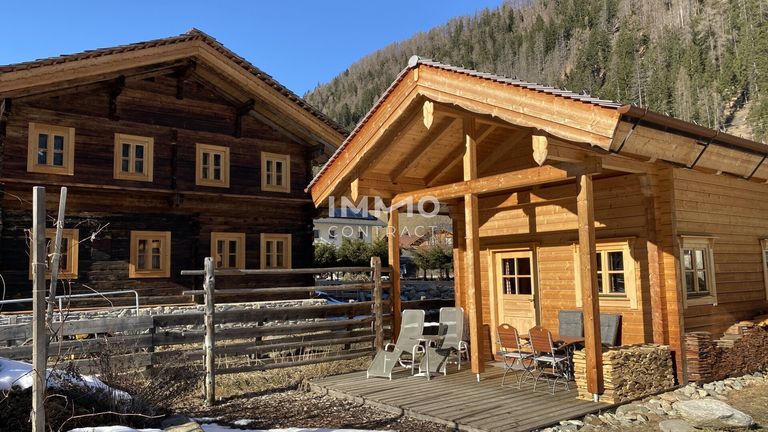 Hotel-Ensemble mit Luxus-Chalets