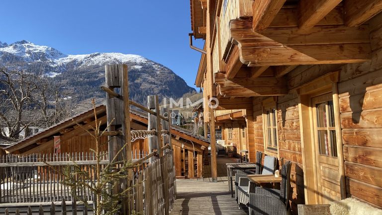 Hotel-Ensemble mit Luxus-Chalets