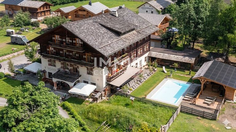 Hotel-Ensemble mit Luxus-Chalets