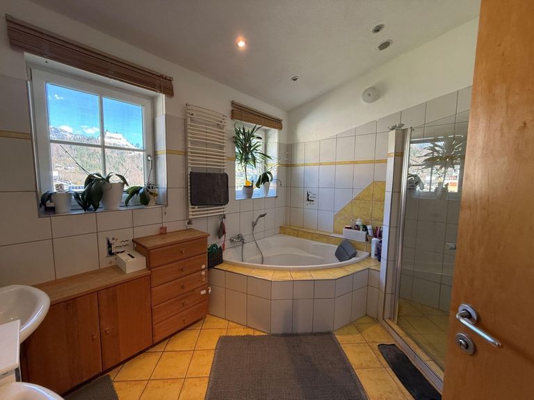 06_Badezimmer_1_mit_Aussicht