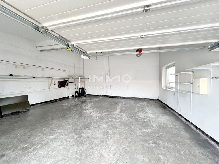 Großraumgarage mit Rolltor