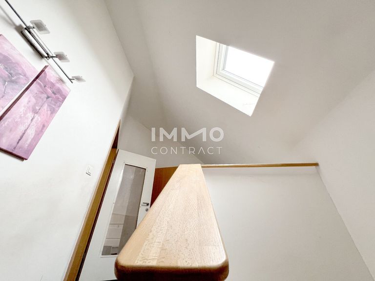 Aufgang zum OG mit Schlafzimmer u. Wannenbad