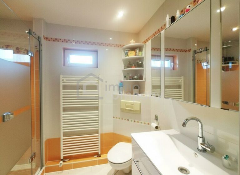 Badezimmer mit Dusche und WC