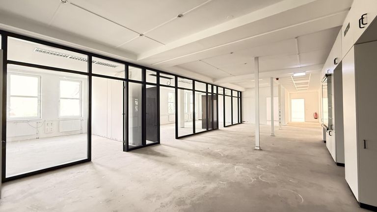 Foyer und coole Büros hinter Glas