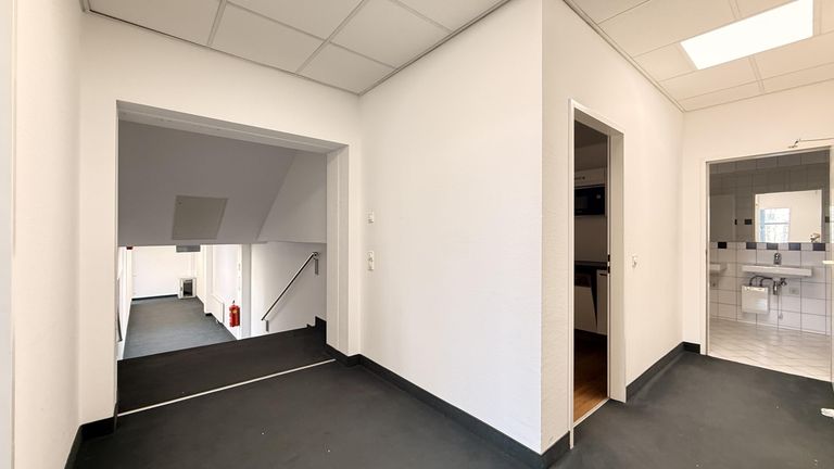 Eingangsbereich und Treppe zu Büros