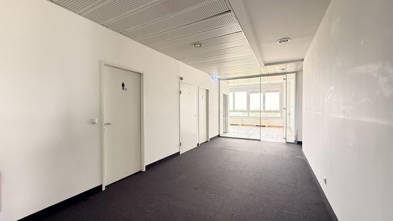 Gang und Blick  zu den Sanitärflächen