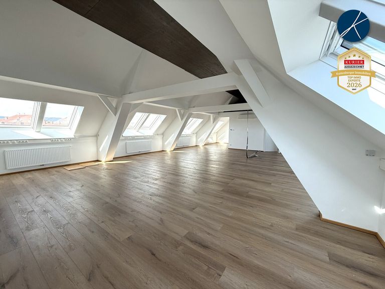 Fenster mit Rollos zum abdunkeln