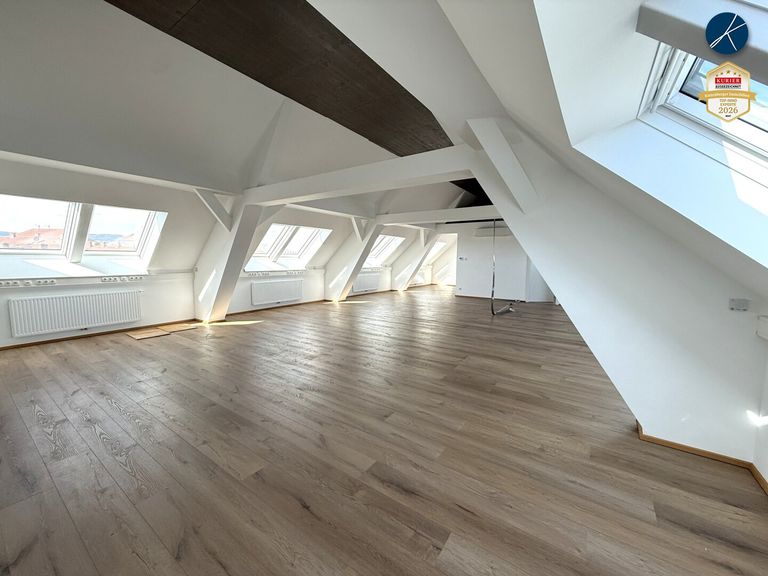 Fenster mit Rollos zum abdunkeln