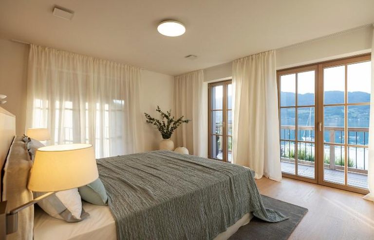 Schlafzimmer mit Seeblick