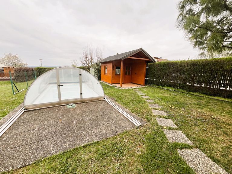 Garten mit Pool und Gartenhütte