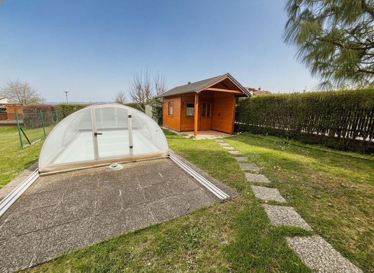 Pool und Gartenhütte