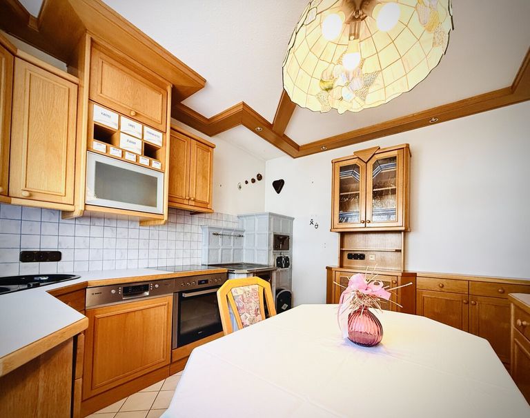 gemütliche Küche mit Standherd, Ceranfeld ... und Sitzecke