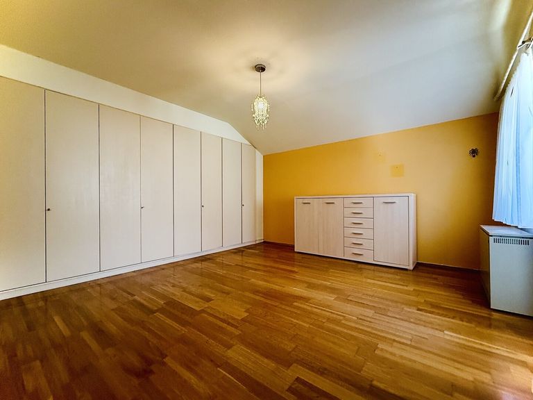 geräumiges Schlafzimmer...