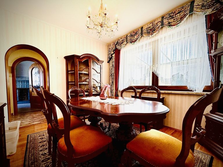 Esszimmer mit Platz für Familie und Gäste