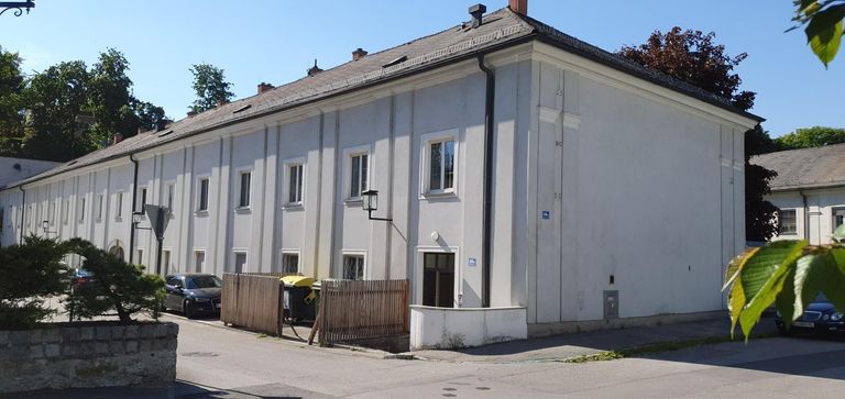 Hausansicht mit Parkplatz vor dem Haus