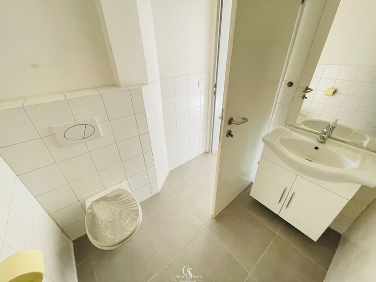 WC mit Waschgelegenheit & Waschmaschinenanschluss